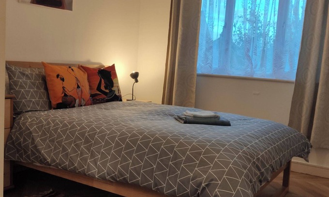 Colchester Apartment | Apartment - Sleeps 4 - Parking - WiFi