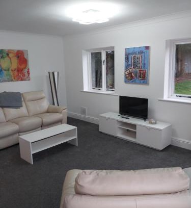 Howlett End Apartment | Apartment - Sleeps 4 - Parking - Close to Stansted