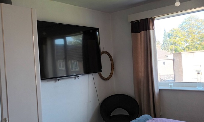 Chapeltown Apartment | Apartment-Sleeps3-Parking-Garden-Internet