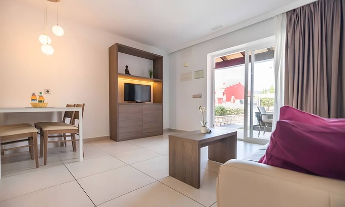 Cala Agulla Apartment | Apartment 'Standard 6' with Shared Pool, Wi-Fi and Air Conditioning