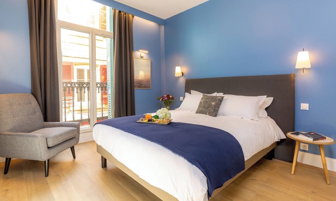 Opera Apartment | Apartment-Standard-Wet room-Street View-E9 Nature