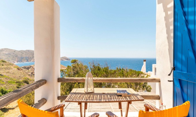 Kini Apartment | Apartment 'Suite No 4' with Sea View, Wi-Fi and Air Conditioning