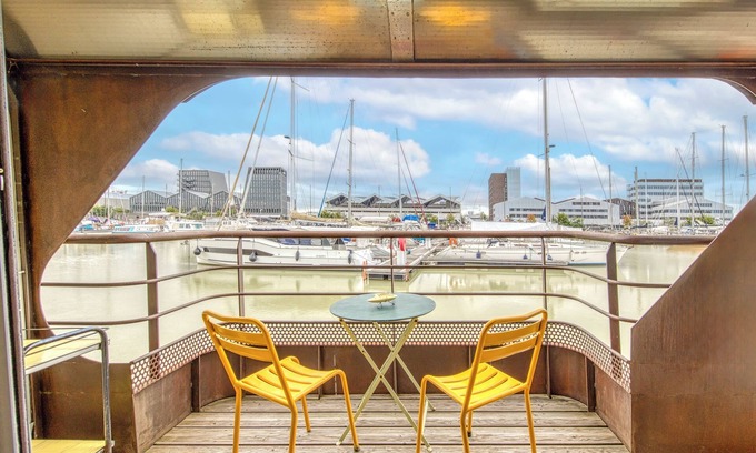 Bassins a Flot Apartment | Apartment 'Suites 1900 Art Deco Et Sixities' with Lake View, Wi-Fi and Air Conditioning
