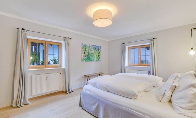 Uebersee Apartment | Apartment 'Sunnseitn Alte Gendarmerie Übersee' with Mountain View, Private Terrace and Wi-Fi