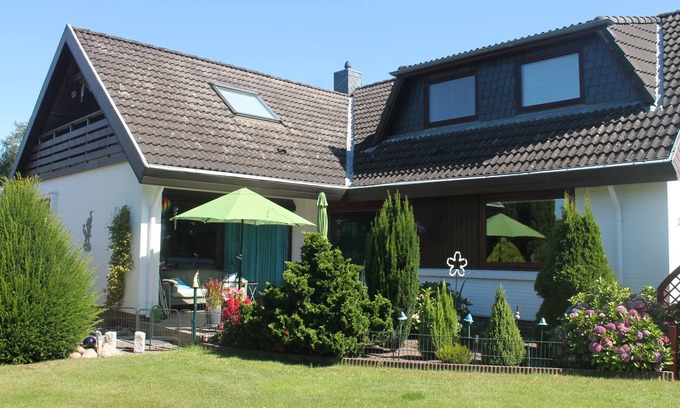 Silberstedt Apartment | Apartment Thiessen - with sunny balcony - Ferienwohnung Thiessen