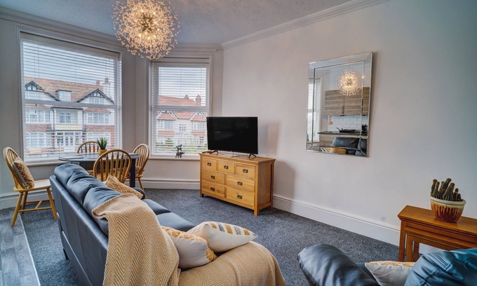 Colwyn Bay Apartment | Apartment Twin Ensuite Shower, Partial sea view at Beachmount Holiday Apartments