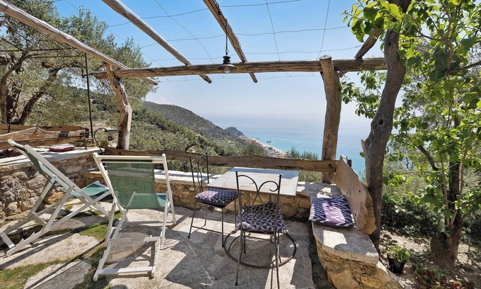Varigotti Apartment | Apartment 'Ulivo' with Sea View, Shared Terrace & Wi-Fi