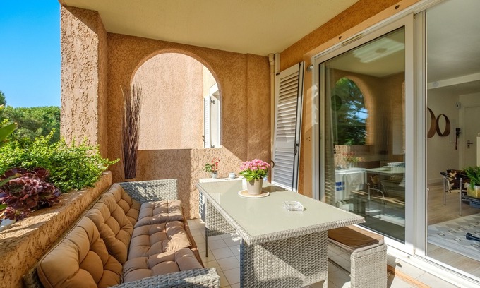 Villeneuve-Loubet Apartment | Apartment 'Vaugrenier Presidences' with Lake View, Wi-Fi and Air Conditioning