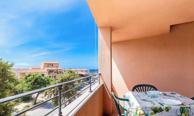 Trinita d'Agultu e Vignola Apartment | Apartment "Veranda borgo Isola Rossa" with Sea View, A/C, Wi-Fi & terrace; (Pets friendly)