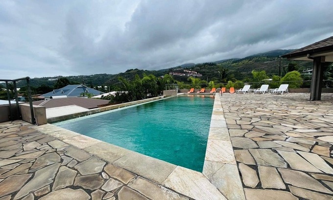 Tahiti Apartment | Apartment View Moorea + Pool