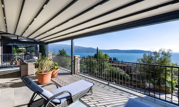 Pulciano Apartment | Apartment 'Virgilio Yellow' with Lake View, Wi-Fi and Air Conditioning