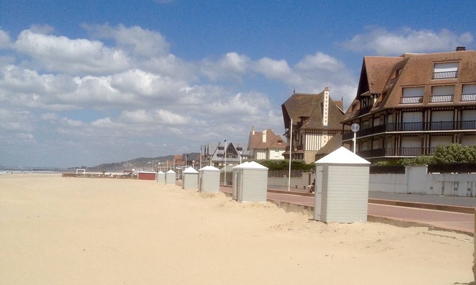 Benerville-sur-Mer Apartment | Apartment with Sea View