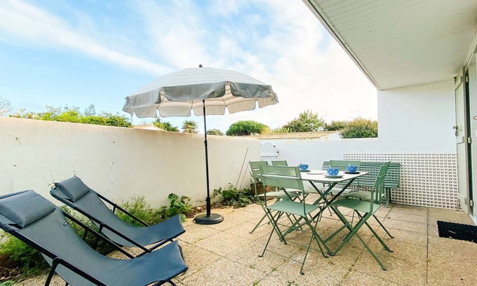 La Couarde-sur-Mer Apartment | Apartment with courtyard communal pool and parking