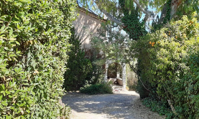 Les Maillans Apartment | APARTMENT WITH LARGE TERRACE IN HOUSE