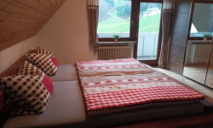 Oberharmersbach Apartment | Apartment 'Wiesenblick' with Balcony and Wi-Fi