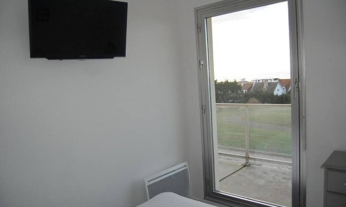 Calais Apartment | Apartment with 180-degree sea view, Calais beach 200 meters away.
