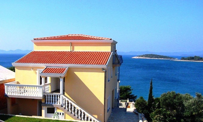 Zdrelac Apartment | Apartment with 2 bedrooms and 2 bathrooms/WC with pool and private beach by the sea,