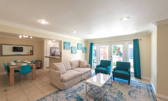 Santa Ana Heights Condo | Apartment with 2 bedrooms, two bathrooms, one house from the sand