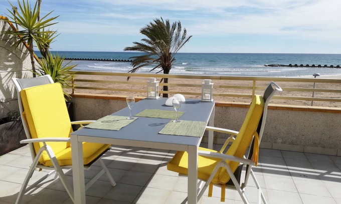 Cunit Apartment | Apartment with a big terrace & wonderful views to the beach and swimming pool
