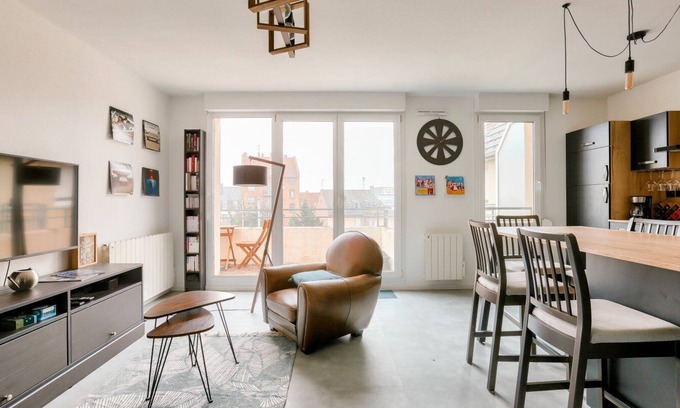 Strasbourg Apartment | Apartment with balcony - station area