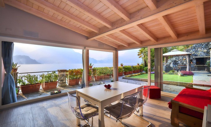 Fiumelatte Apartment | Apartment with balcony, direct beach access