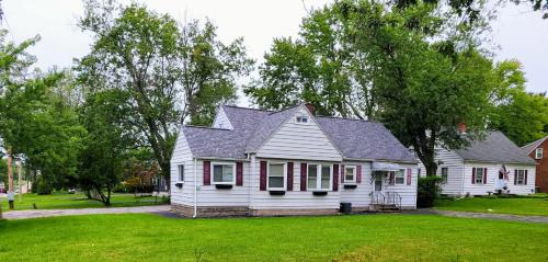 West Seneca Apartment | Apartment with Brand new furniture and large parking