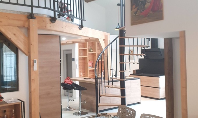 Lespignan Apartment | APARTMENT WITH ELEVATOR, TERRACE, GARAGE 15 MINUTES FROM THE SEA FOR 6 PEOPLE