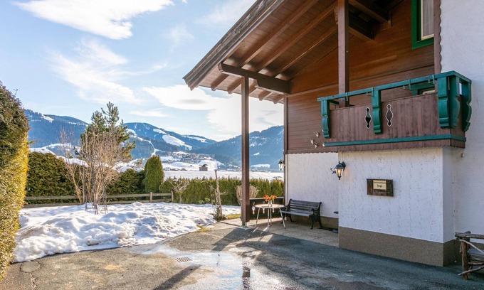 Ellmau Apartment | Apartment with garden, 170m to the ski bus