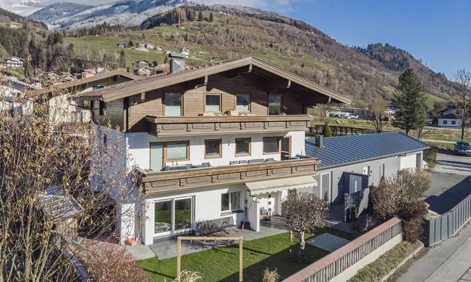 Niedernsill Apartment | Apartment with large living room with terrace