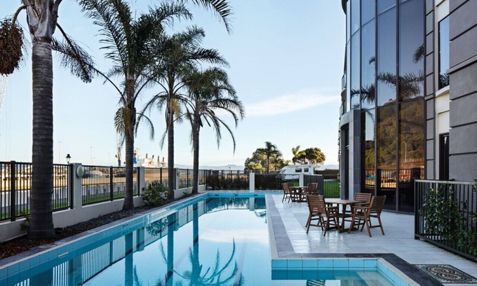 Gisborne Apartment | Apartment with pool 600m to CBD