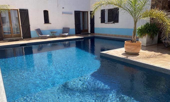 La Crau Apartment | Apartment with pool view and bathtub
