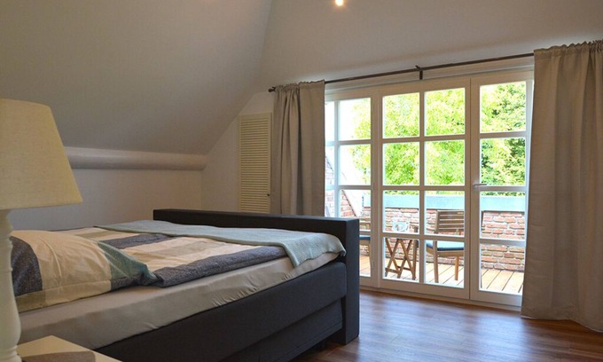 Mittegroßefehn House | Apartment with quiet canal location in Großefehn