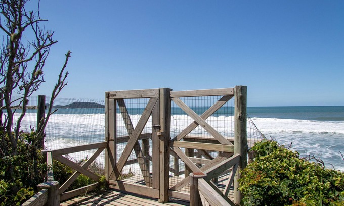 Morro das Pedras Apartment | Apartment with Sea View and Beach Access YY4578