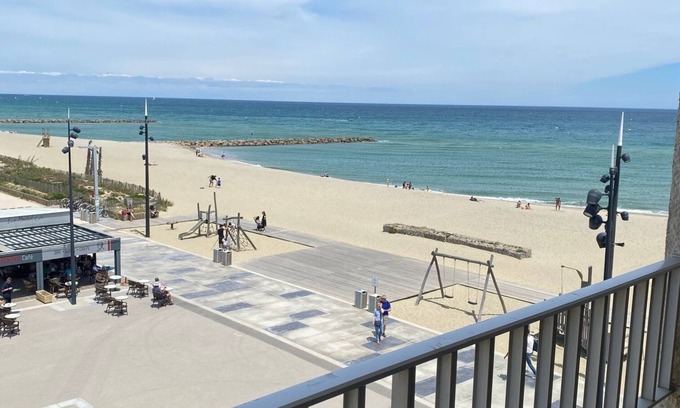 Saint-Cyprien Plage Apartment | Apartment with sea view, at the foot of the beach, ideal for a family with 2 children