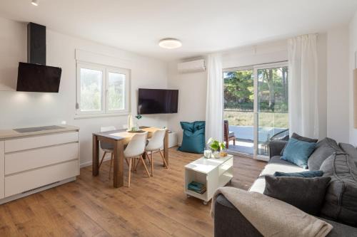 Podstrana Apartment | Apartment with terrace and parking near beach