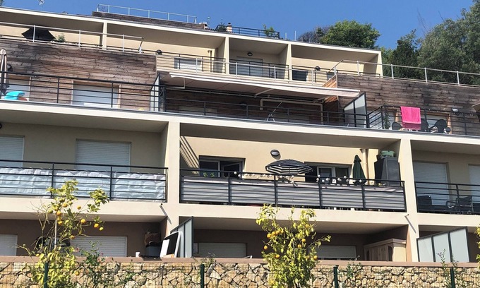 Vence Apartment | Apartment with terrace and mountain view 900 metres from the town center on foot