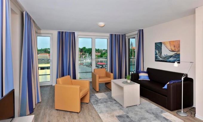 Eckernfoerde Apartment | Apartmenthaus Hafenspitze Ap 39 "Hafentraum", Blickrichtung Binnenhafen WestInnenstadt