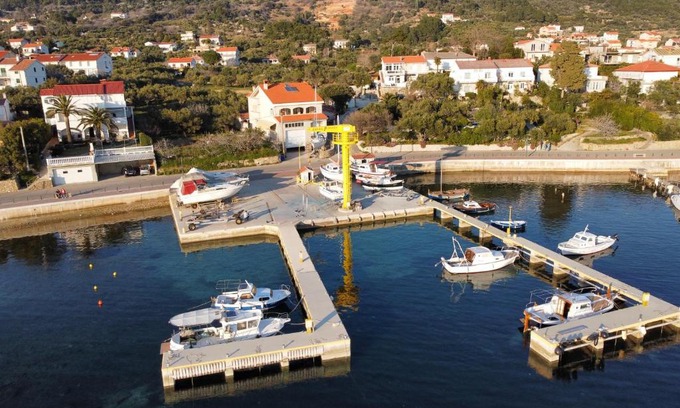 Banjol Apartment | Apartments and boat rental Petra Španjol - crane and moorings