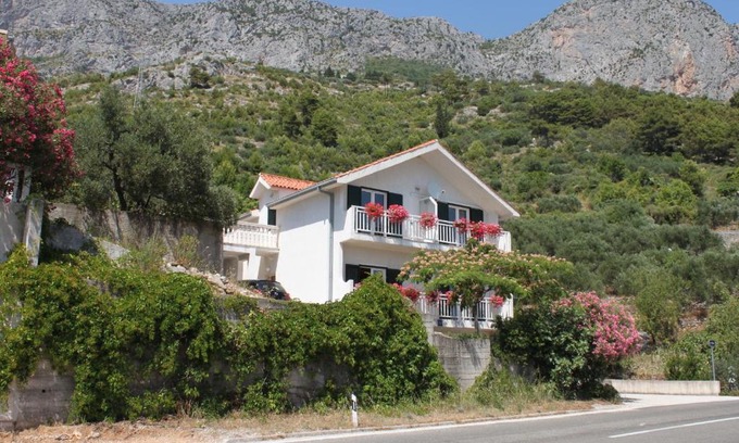 Brist Apartment | Apartments by the sea Brist, Makarska - 6813
