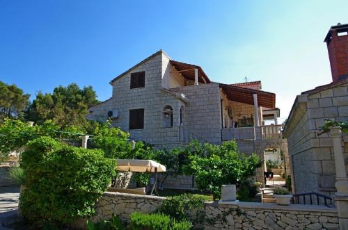 Sumartin Apartment | Apartments by the sea Sumartin, Brac - 12036