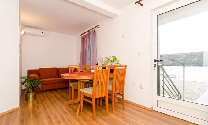 Putnikovic Apartment | Apartments Ereš Zuronja-One-Bedroom Apartment with Sea View 3
