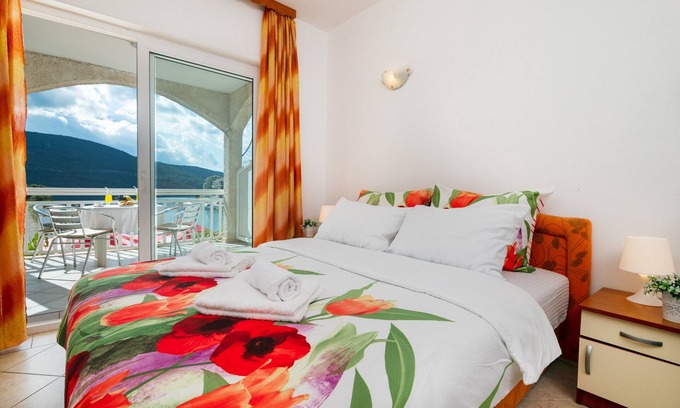 Neum Apartment | Apartments Matej - Two-Bedroom Apartment with Balcony and Sea View 206