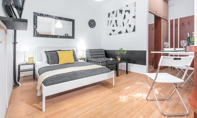 Srodmiescie Południowe Apartment | Apartments Wilcza 55 by Noclegi Renters