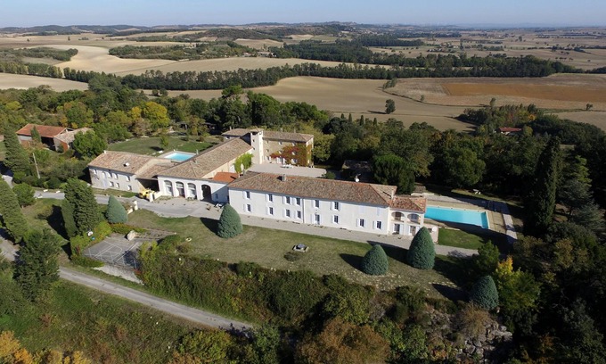 Airoux Apartment | Apartments with 3 bedrooms for 6 to 8 people, swimming pool, tennis, park .