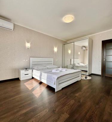 Sukhinovka Apartment | ApartPoltava СВІТЛІ просторі апартаменти 80м2 , 2-ОКРЕМІ кімнати, НОВОБУДОВА Центр ЧЕК банківський
