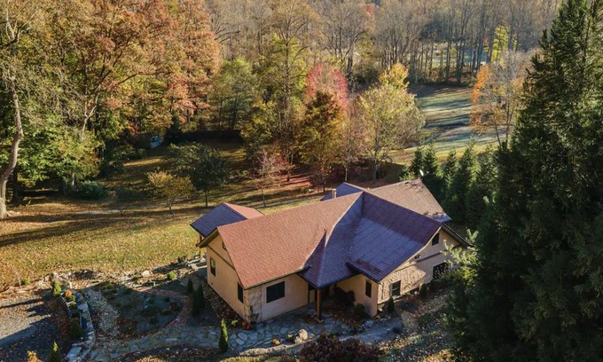 Black Mountain House | Apeldoorn House: Perfect Blue Ridge Retreat, close to Black Mountain, 28 min to Asheville and wifi!