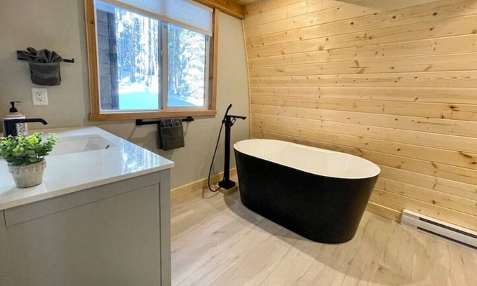 Okanagan-Similkameen House | Apex Mountain ~ The Stroh-Bar ~ Cozy and Elegant