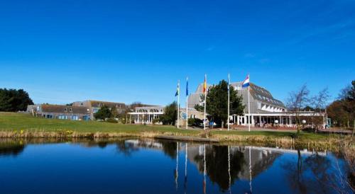 Hollum Apartment | APHRODITE met ZONNIG TERRAS, eigen KEUKEN, Verwarmd Hotel-ZWEMBAD, nabij DORP, DUINEN en STRAND