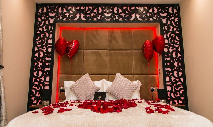 Huddersfield Apartment | Aphrodite Suites Grand Spa Suite JET SPA Apartment