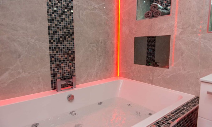 Huddersfield Apartment | Aphrodite Suites The Opulance Hot Tub Spa Suite